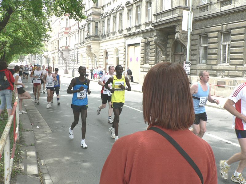 Maraton09 167.jpg - Tímhle jsme si nejvíc lámali hlavu, že by tyhle esa s nízkými čísly kluci předběhli? Asi ano, i když ve výsledkové listně ani jeden z těcho dvou není. Nejspíš se jednalo o vodiče, kteří si splnili svůj úkol a jen vyklusávají ke startu.